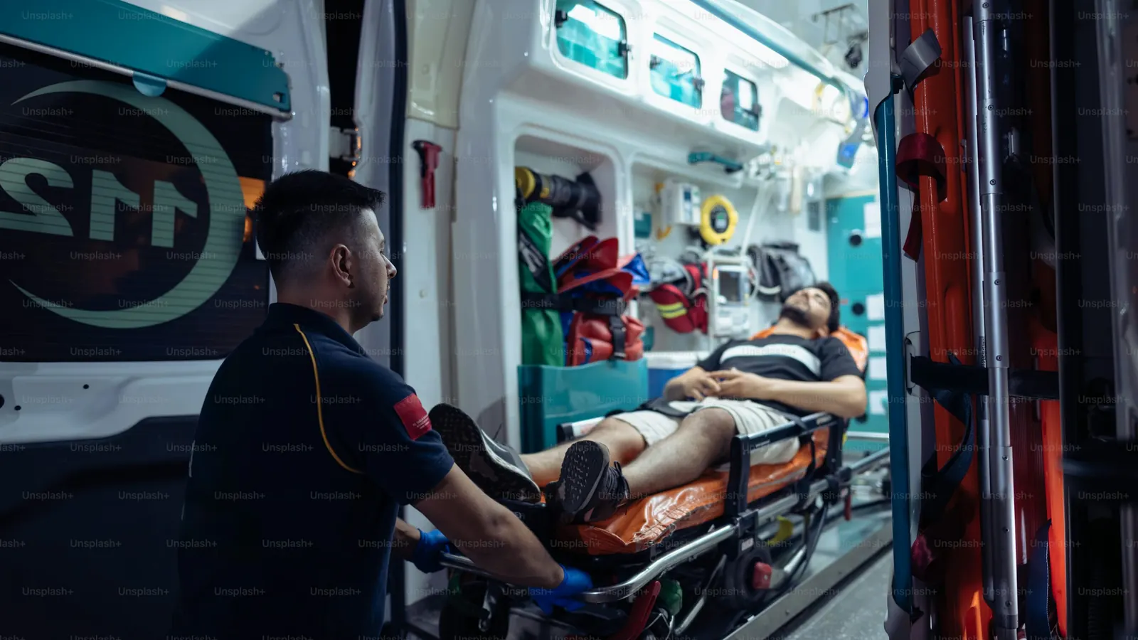فريق مديكال جو يعتني بمريض داخل سيارة مجهزة